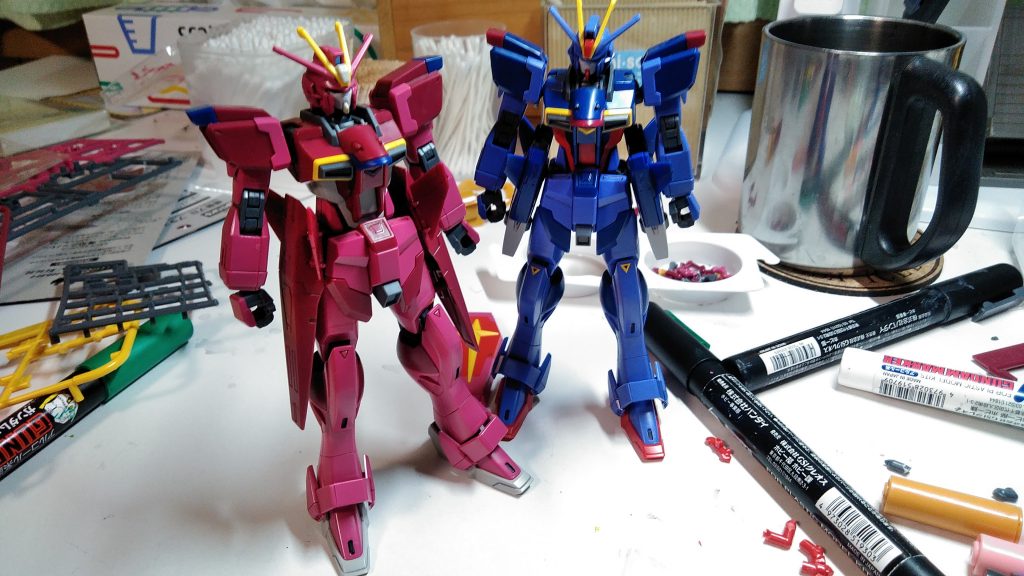 並べてみると、エ〇ァンゲ〇オン初号機と二号機に見えてきました(時期が時期だけに)。