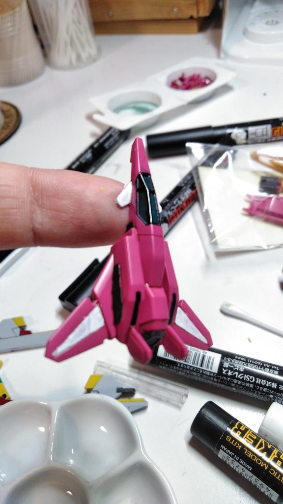 キャノピーは当初、エンジェルスと配色は変える予定でした。
ちなみにこれは、乾燥する手前にうっかり触ってしまった図です(苦笑)