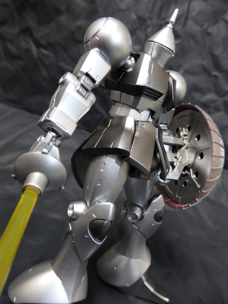 一回目の塗装はランナーのままで、
二回目の塗装はパーツを切り離してから、ゲート跡と塗り残しに対処です。

仕上がりが気に入ったので、トップコートは吹きません。

モノアイは文房具屋で購入したキラキラしたシールを貼っています。