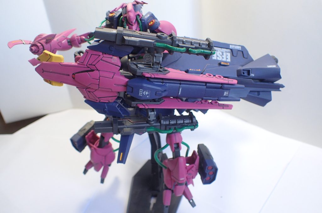 大型シールド、展開式だったメガ拡散粒子砲をシールド側面に２門装備！
両足側面にも、ミサイルランチャーをセット！