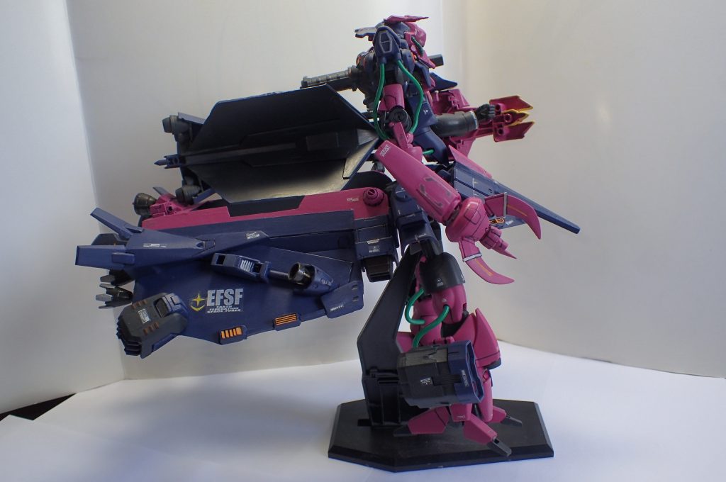 側面から。
丸い形状から一転、連邦らしい角ばった形状です。