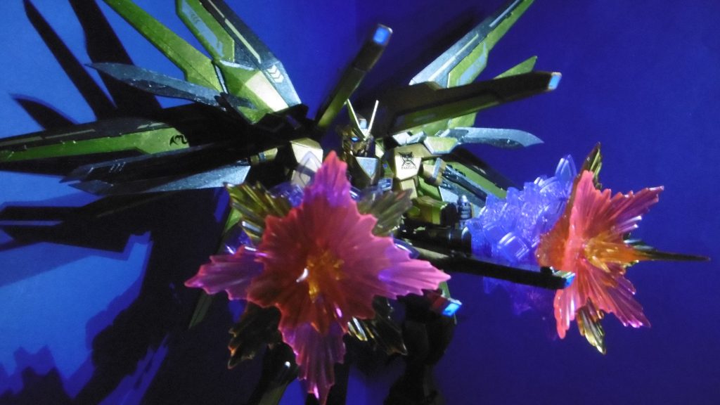 クスィフィアスレール砲&バラエーナプラズマ収束ビーム砲の各砲口にも、頭部と同じ反応処理を施しています。
エフェクトパーツも素でブラックライト反応しますね。