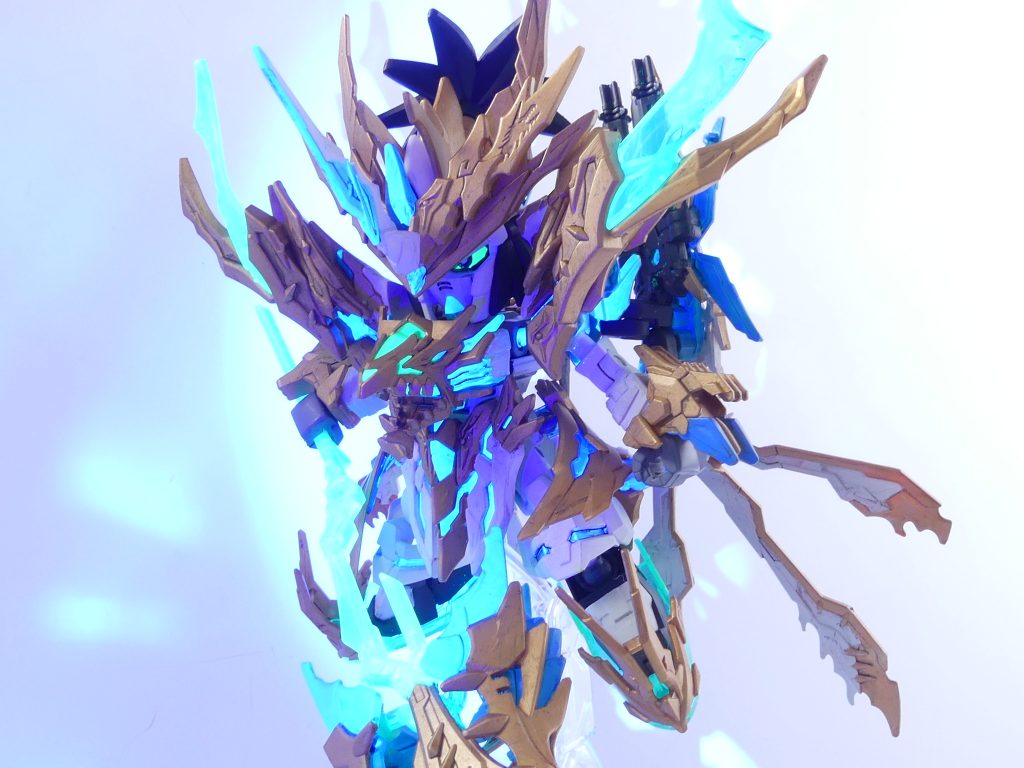 龍星箒母肢(りゅうせいほうきぼし):決戦の時来たり。自身が中心となって戦う際、劉備はサイコ・フレームのアーマーを身にまとう。光の結晶を身にまとい、スピード・パワー共にアップしたペルフェクティビリティは、箒星の如き燐光をまといながらGBNを駆ける。武聖関羽の肩アーマーは竜賢劉備のシールドファンネルマウントに無改造で接続可能。諸葛亮のパワーアップ角パーツやら武聖関羽の増加足パーツやらも追加です。シールドファンネルからはフェネクスをイメージした尾パーツ。こちらは炎皇張飛。