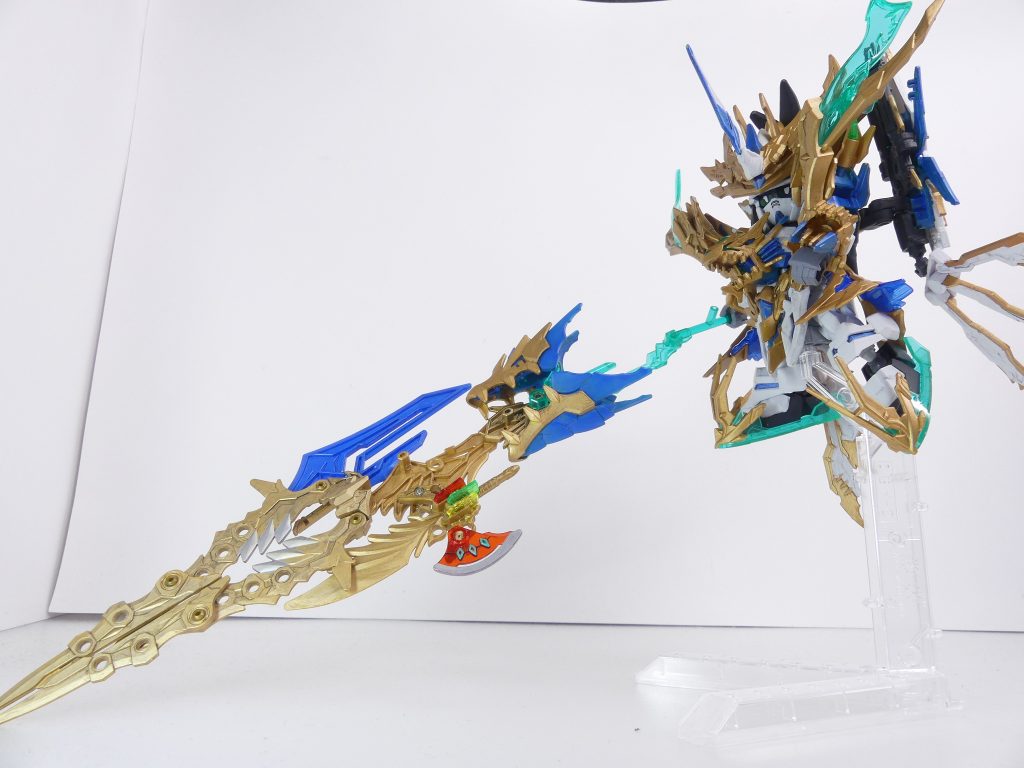 龍星烈帝刀(りゅうせいれっていとう):孫権の骸ノ神器(むくろのじんぎ)と立神・極(たてがみ・きわみ)をさらに合体、3枚のメモリを同時に投入した最強形態。HGクラスはおろか、MGクラスですら容易に切り裂く程の威力を持つ。そのために関節部の強化は欠かせなかったのである。ドラゴン・ファング・クローメモリ:様々な能力や情報を有する記憶媒体であり、「創傑伝」のアイデンティティ。GBN内ではデバイスにセットすることで、完成度依存になるがその能力を発揮するという設定。1機につき、メモリは1枚。1機が複数を持つと能力が落ちるからである。