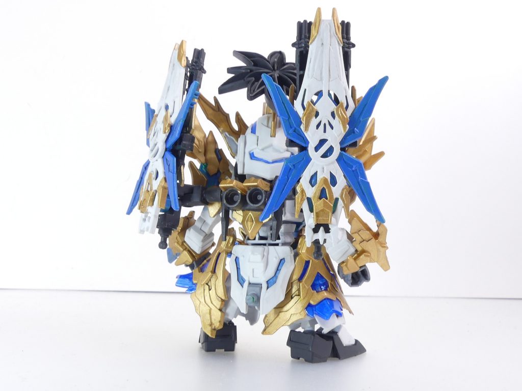 創竜 劉備ペルフェクティビリティ:フォース・「ジャスティスファイト」のリーダー・コウメイのガンプラ。劉備ユニコーンをベースにペルフェクティビリティの要素を加えた究極の劉備ユニコーンを目指してビルドされた。竜賢劉備とは異なり、シールドファンネル・万賢龍盾(ばんけんりゅうじゅん)は背中にマウントされている。アルザスとシュナイデ、二人の決戦に立ち会った際は軽装形態で見守る予定だった。バックパックは炎皇張飛から。そこからアームアームズを介してシールドを装着。