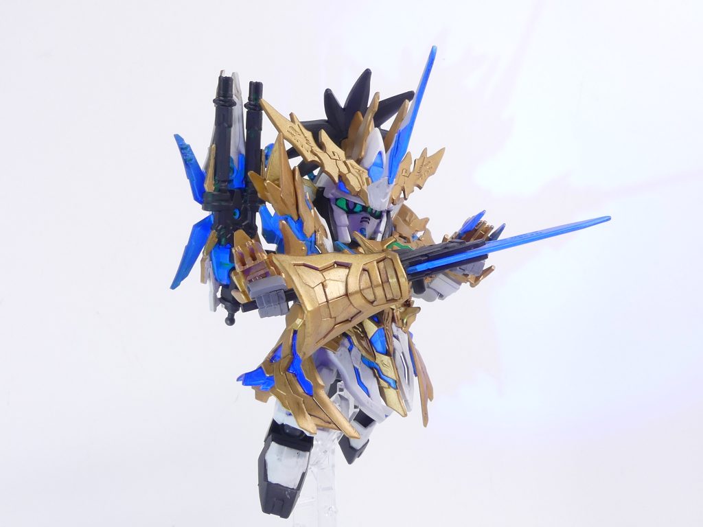 龍弾破刃・極(りゅうだんはじん・きわみ):手持ちのガンブレードは本機体用に調整されより鋭さを増した。ブレードガードを付けた通常形態、シールドファンネルを両側に装備した射撃形態と多彩な運用が可能。「ヒトツメ」侵攻からの撤退戦では、剣とシールドファンネルを巧みに使いその場を切り抜けている。勿論ユニコーンなので・・・蛍光クリアーを存分に活用。サイコフレームは元キットから残した部分も含めブラックライトで全発光します。目は元キットの緑クリアパーツに目部分を書き込んで発光させます。画像だけではほとんど解らないと思いますが三国伝BBW風のハイライトで。