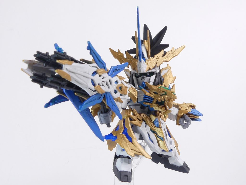 フォース「ジャスティスファイト」:フォースリーダー・コウメイが、正義と自由を愛するSDガンダム使いフォースとして立ち上げたフォース。ほぼ全員がSDガンダム・・・その中でも三国伝・三国創傑伝使い。SDガンダムはガンプラバトル時には体格などから独特の弱点も散見されるが、「三国志」も大好きな彼らは幾多の兵法と戦術でこれらを圧倒するだけの力がある。そして、リアルガンプラに匹敵するパワーを出す方法も。こちらはキット自体で可能な射撃形態。龍弾破刃の左右にシールドをマウント。既に他の方がアップされていますが、2個購入すればシールドファンネル3枚バリアも再現可能です。