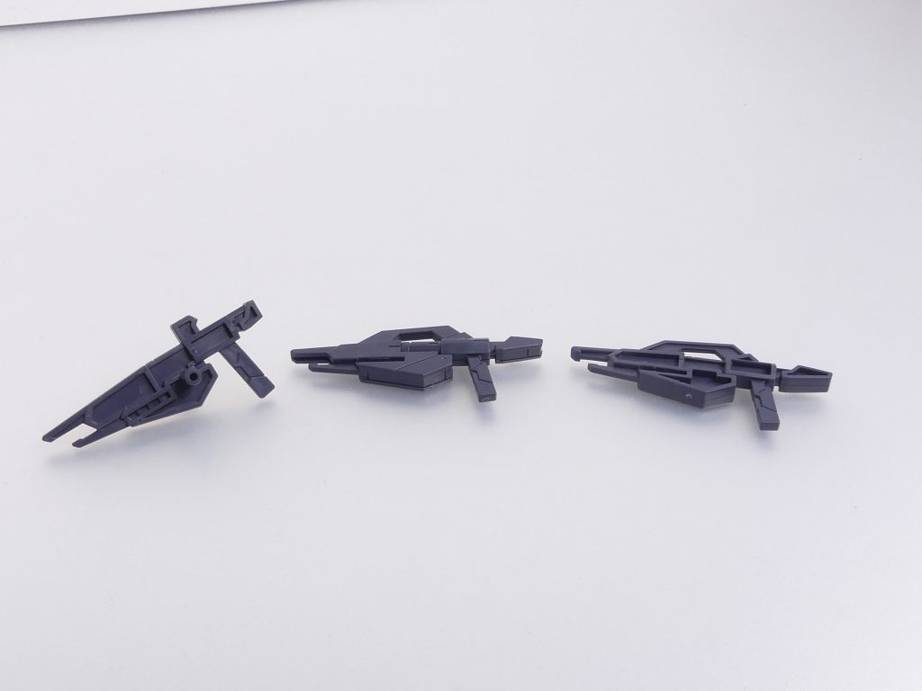 ビーム・ライフル:例によってコアスプレーガンのバージョンアップ形態。実際のνガンダムを模したライフルは連射モードへの切り替えなども可能。コアスプレーガン代替パーツ:ライフルユニットはコアスプレーガンに装備することで使用可能となる。ライフルユニットは2パーツでかぶせるのみ・・・なので、コアスプレーガン代替パーツと本物の比較。左がメルクワンウェポンズ(EX32)、中央がコアドッキングカスタム各種付属のスプレーガン、右が本キット付属のもの。背負わせる関係上、背部に軸などがあったメルクワンと比べ「ただの肉抜きされたスプレーガン」感があります。必要なら代替しましょう。シールがついていることからも解るように、センサーはコアスプレーガンのものを流用します。