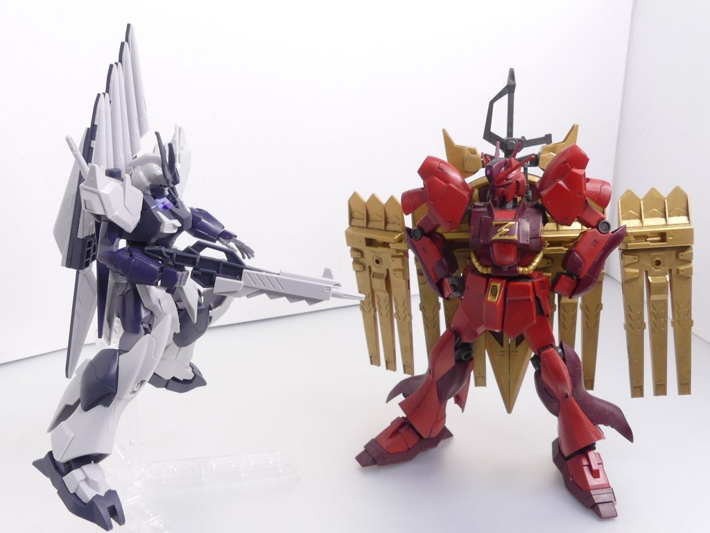 νージオンガンダムと。当然ながら本物の方がでかい。フェイクνの方は一般的なガンプラサイズです。ちなみにデザイナーは一緒です。