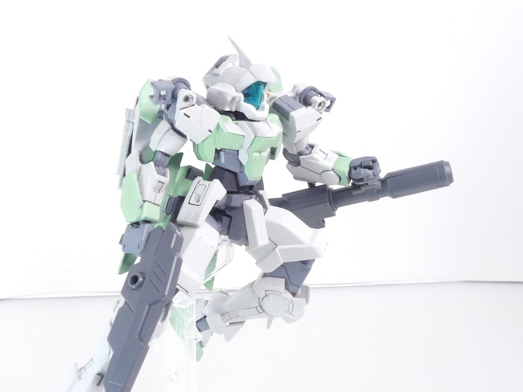 紅ウェポン：三代目メイジン・カワグチが、ガンダムアメイジングレッドウォーリア用にビルドした一連の武装群。あらゆる種類の敵や戦局に対応するために開発され、組み合わせにより攻撃距離や物理・粒子攻撃などの使い分けが可能。その分、ファイターには高い技量が求められる。ハイパーバズーカ：バレル伸縮可能のバズーカ。レッドウォーリアは逆手持ちで利用するのが基本。メイジンは元々様々な形態を持つ「マーキュリーレヴ」とかも使ってましたし。グリップが可動。グリップパーツがＫＰＳのため、可動の剛性自体は高いもの。