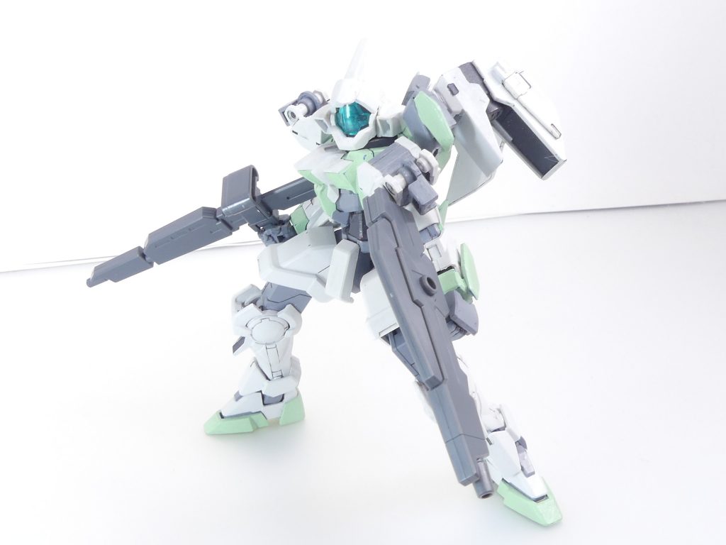 ビームライフル甲・ビームライフル乙：単体でも使える大きめのものが乙、グリップを介して使う小型のものが甲。グリップを基点に、前後に装着することも可能。グリップ：各種武装を組み合わせて使うためのグリップパーツ。基部が左右に可動することで安定した保持が可能。大型のグリップは角穴とスリットを持ち、上部もＥパック・センサーと装備を選択可能。