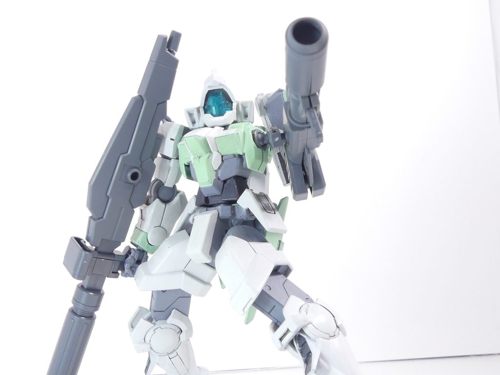 アームパーツはクランク状のものとボール付きのものが各２個付属。一般的なガンプラの肩関節ボール径なのでボールデン各種とは合いません。