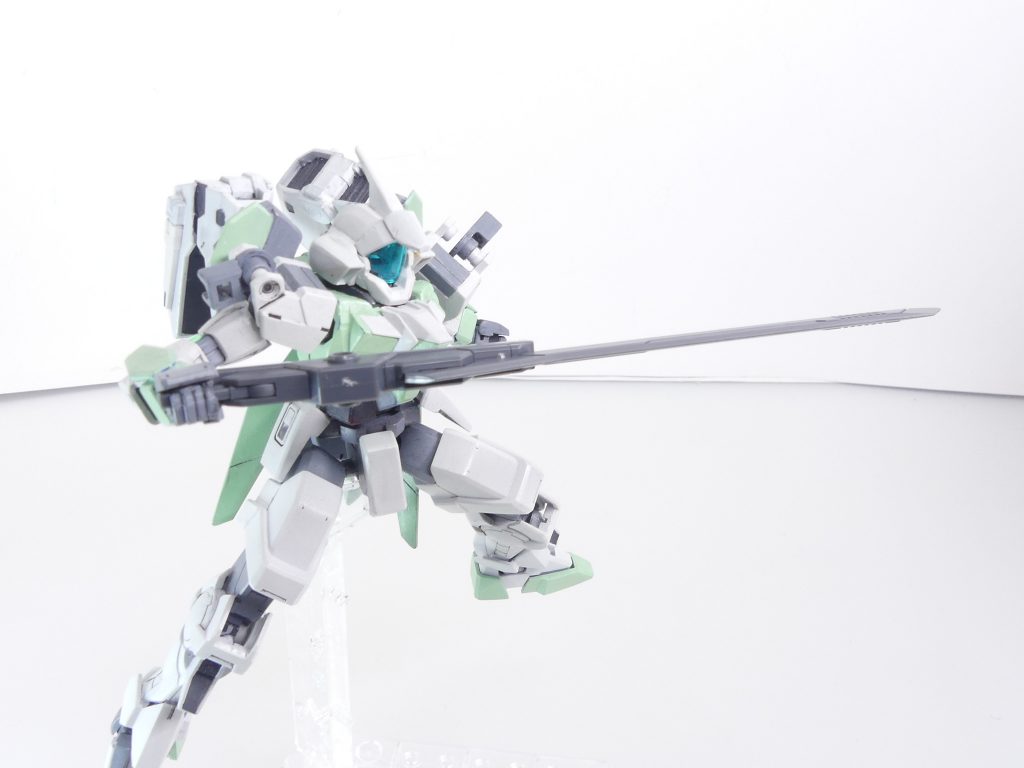 第103改「紅の衝撃」紅。万物を塗りつぶす、最高の色。～バー・「アルケミスト」。アルザス・リースリングの昔話～今日の武装セットは･･･あ、３代目メイジン・カワグチ。ＧＰデュエル啓発番組・「ガンダムビルドファイターズ」シリーズで最強のポジションにいる彼。名前自体は伝説の称号よ。ＧＢＮだと「チャンピオン」？それとは意味合い、違う？ともかく、そんな彼が使った使いやすい武装セットなのよね。今やぼっちとなったあたしには使い切れない量の武装。でも、こういうときにガードフレームを使う義理はない。どうせなら、一つ一つ･･･じっくりと、取り組みたいものだわ。そういえば、三代目メイジン・カワグチは「紅の彗星」とも呼ばれることがあって･･･理由は、「ものすごく早く動いてプラフスキー粒子が赤く見える」、だっけ。トランザムと似たようなもの、かな。危険とかかっこいいとか、そういった感じ。あたしもトランザム使いになってからようやく知ったけど、ロマンよねぇ、赤って。リアルで赤ワインかロゼワインを飲みたくなるくらいに･･･