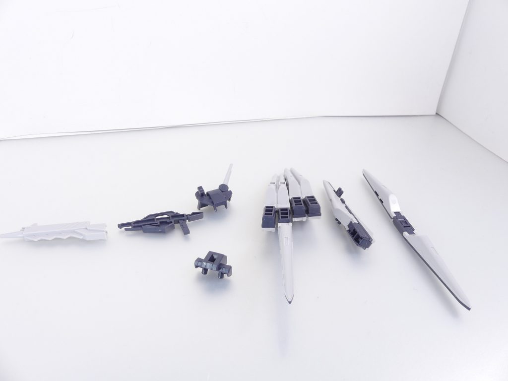 セット内容。・フィンファンネル(固定×1、可動2種)・バックパックユニット(ビーム・サーベル×1)・ビーム・ライフルユニット・コアスプレーガン代替パーツ・AGP2軸→プラネッツ穴ジョイントパーツこのうちジョイントパーツはマーズフォーウェポンズなどに付属したものと同形。小さくて扱いやすいジョイントです。・・・で、現在のアルザスは絶賛「ラストミッション」中、そうでなくてもファンネル技術は足りません。そこで今回はとことんヒトツメにこだわって・・・