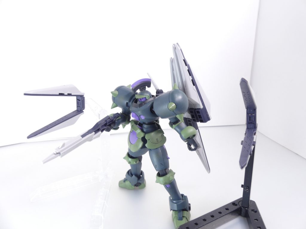 フィンファンネル:いわゆるファンネル。広範囲に攻撃可能の遠隔攻撃武装。6枚中2枚は攻撃形態に変形可能。そのうち1枚にC系ジョイントがあり、他ファンネルの軸にはめて懸架形態に。背部には3ミリ穴を持ち各種ベースを使用可能。優秀です。