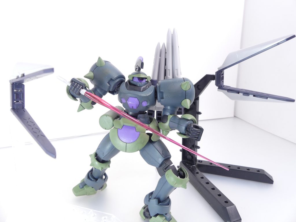 ビーム・サーベル:右肩後ろに装備。バックパックはサーベルユニット自体を取り外し、ダブルフィン・ファンネルにすることもできる。サーベル刃は別売り。キット推奨はSB-13。当然ながらアースリィなどのコアドッキング系統とは合いません。バックパックは太軸2個。ファンネル懸架用のものは回転可能で左右に対応。サーベルは横に差し込む方式で固定。