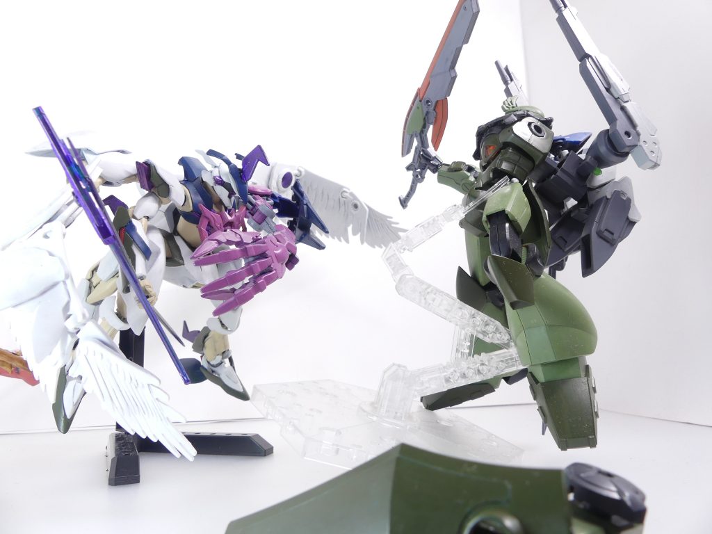 第106改「ラストミッションVIII:運命の審判」~グフ・スラッシュシドバサラのコックピット~~・・・ギラーガ・コカトリス・・・!かつてのハタモトさんのガンプラで、GBN全土に及ぶ大バグを引き起こした・・・あいつが!何で、今!出てくるのよ!!~・・・俺達は、幸いにしてその「敵」を知らない。アルザスさんとハタモトさん、2人にとってのトラウマとなったガンプラが、バグか何かでこの世界に顕現している事。それだけ解っていれば良い。あれが、サラハチ確保における最大の障害だってことも・・・!アルザスさん!やりましょう、みんなで!あれを倒さないと、・・・ぐ!!