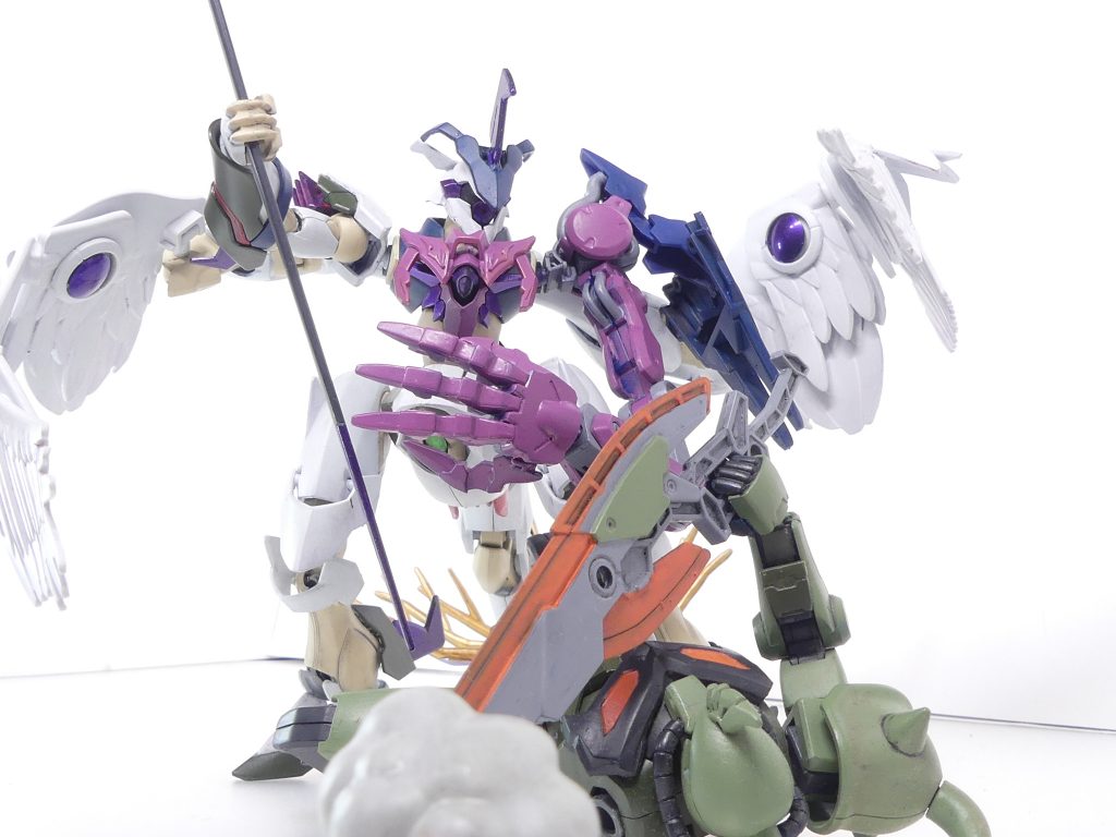 ~ハイゼンスレイ・マテウスのコックピット~・・・まったく、ハタモトさんは・・・本物の、バカよ。ガンプラバカ。キルシュの盾になって、撃墜なんてさぁ・・・!全く、バカみたい。・・・ミオ!ランチャー、最大出力で撃って!キルシュから引き離す!そしたら?・・・そしたら、後で考える!ミオの射撃が頼りよ!キルシュ、見捨てろ!?・・・出来るわけない!・・・とはいえ、流石にこっちの損害の方が大きいか・・・!戦えるのはあたし含めて4機。スラッシュバサラは大破、戦える状況じゃない。コウメイさんはザコを近づけないようにするので一杯一杯。・・・あたしとシュナイデ、ミオでやっつけろと!・・・向こうのダメージ、ほとんど無いのに。・・・シュナイデ!ランス・・・まだ持ってる?あたしに考えがあるんだけど。~ある、使えるが・・・トランザムクラスの加速でなければ通らんぞ!!~・・・トランザム。ご名答よ、シュナイデ。マテウスは、シュナイデ。あなたを4回驚かせるためのガンプラでしょ・・・?キルシュ!ヒロトの剣、まだ持ってるわね?それも貸して。・・・あれを、殺しきる!・・・と、あたしは自信満々で言ってる。何故かって。倒せないかもしれないのに。確証が、有るのよ。昔とは違う。あたしは、やり遂げる・・・!