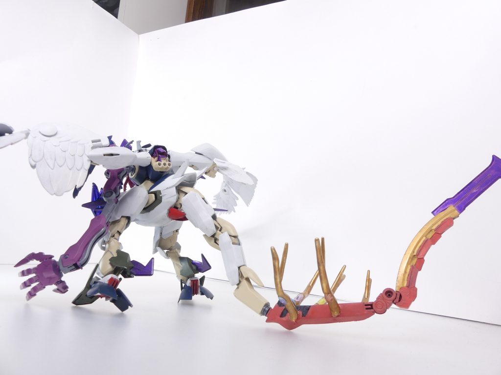 ギラーガ・コカトリス【ZELT】:サラハチ救出ミッション中のアルザス達の前に現れた謎のガンプラ。かつてハタモトが搭乗、「コカトリス事件」を起こしたガンプラによく似ているものの、一部に変化(改修)やパーツ移動も見られる。元機体はサイコシャードによる圧倒的な弱体化能力を持っていたがそれは存在しない。その代わりとしてなのか、単純な能力値は元機体の約2倍にまで跳ね上がっている。後ろから。無くなったテイルの代わりにサイコシャードを装備。左腕にはゼルトザームアームズ、他一部創傑伝やシステムウェポンキットのパーツを使用。元機体から一部の色を塗り替えています。