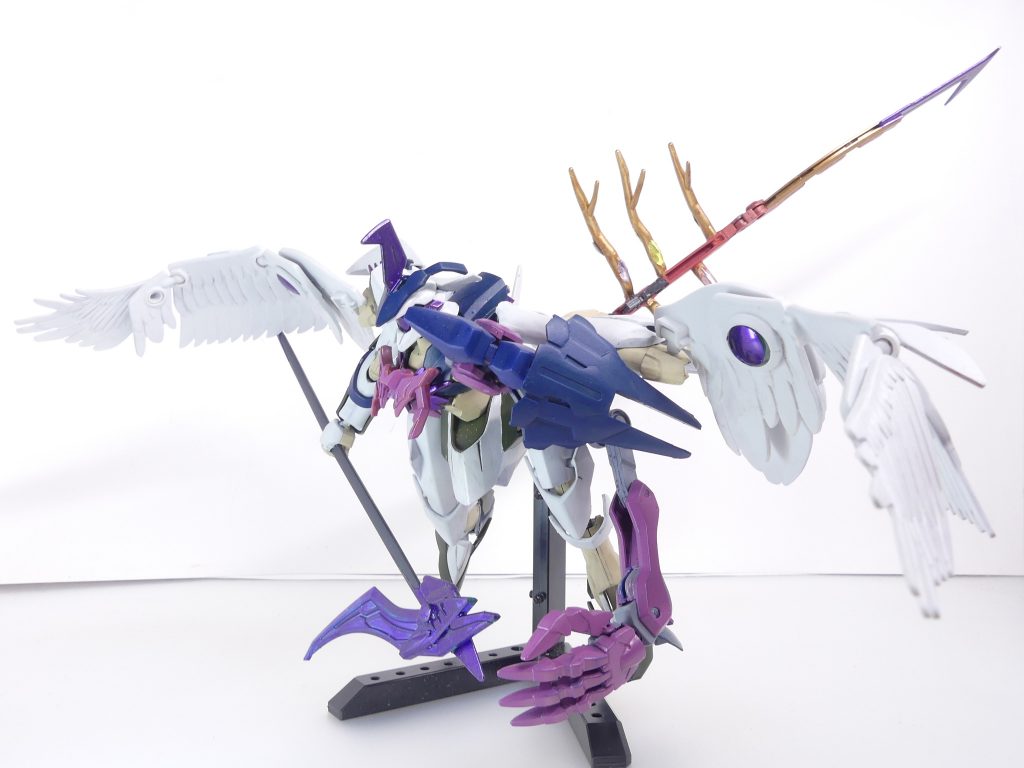 武装:コカトリススピアが進化したコカトリスサイス、全身から放出する胞子状ビット、ビームバスターや拡散ビーム砲。左腕にはゼルトザームアルムと同形の可動腕を持つが、伸縮はせず伸ばしたまま運用する。テイル部分はサイコシャードそのものとなり、あらゆる防御を貫通する。塗装の一部はそのまま、胸部を中心に青・紫系に色を変更。