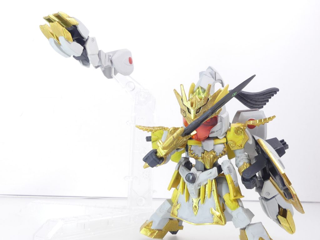 GNクロービット:元々アーチャーランダーは法術を得意としたという。それに倣いつつも最終決戦用の追加武装として、ラファエルガンダムのクローを思わせる追尾兵装を追加で製作。ガンドラゴン脚部の先端にプトレマイオスアームズ。竜合身では使用しません。