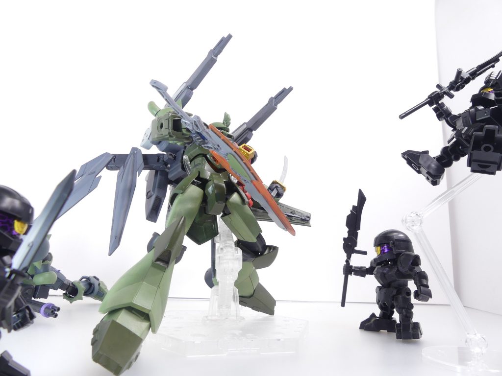 第104改「ラストミッションVI:使命を阻む者」ミッションには、当然いるんだ。その使命を、阻む奴らが。~サラハチ発見ディメンション。グフ・スラッシュシドバサラのコックピット~・・・!で、ああっ!!これで、・・・何機目だ!?もう、30機はやったか?・・・でも、GBN的に考えれば良い方か!?相手は正直言って、ノーマルクラスのNPD程度、少し装甲が厚いくらい・・・!~キルシュ、前に出すぎ!~・・・ああもう、ミオ!解ってるよ!・・・すっかり上下関係が出来ちゃってるなぁ・・・今までいろいろやって強くなろうとしたけど・・・結局、俺の方が上だって、ミオに言いたかっただけなのかも。幸いにして飛行スキルは得てる、ミオは狙撃に集中できる!~ようし、こんなもん!~・・・シリュウさんのグシオン、かっこいいな。~一丁、あが・・・!!~