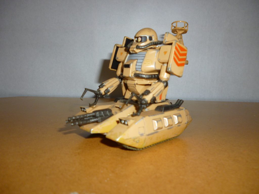 正面です。実はこの作品、本体の砂色の部分は全く塗装しておらず、キットの成型色のままです。しかしながら、部分塗装と簡単なウェザリングだけでここまでイケてしまいます(笑)。もともとのキットの素性が旧キットとは思えないほど良かったので、これだけで十分だと思います。