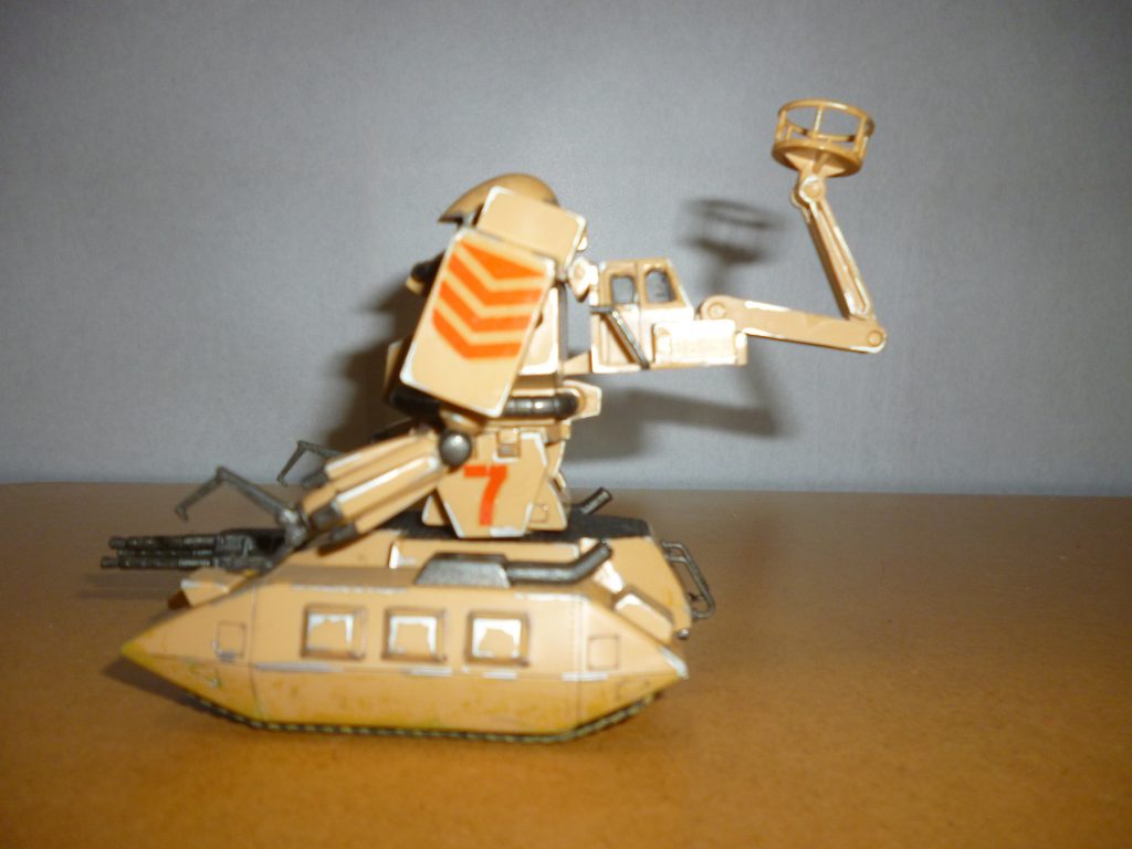 サイドビューです。こちらのザクタンクのキット、バックパック(?)は用途不明のタンクとクレーンユニットのコンパチ式になっているのですが、これは接着しなければ組み立て後も差し替え可能です。というワケで、まずはクレーン装備型です。