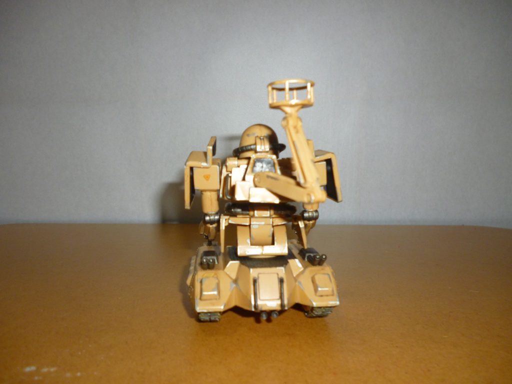 リアビューです。デカールが日焼けと経年劣化でえらいことになっています・・・。そうそう。こちらのザクタンク、先ほども述べたとおり本体色はキットの色そのままですが、動力パイプや関節部などを黒鉄色、コクピットハッチをニュートラルグレーで塗装してあります。