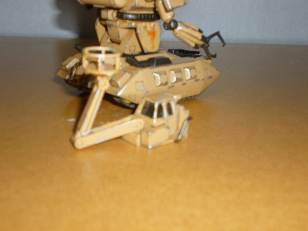 クレーンユニットです。今回の作品、塗装も一部だけなうえ本体に加工や改造はほぼ施していませんが、唯一の改造ヵ所がこのクレーンユニットの窓です。カッターでチマチマくり抜き、裏から刺身のパックか何かの透明プラ板を貼り付け、窓ガラスを再現してあります。