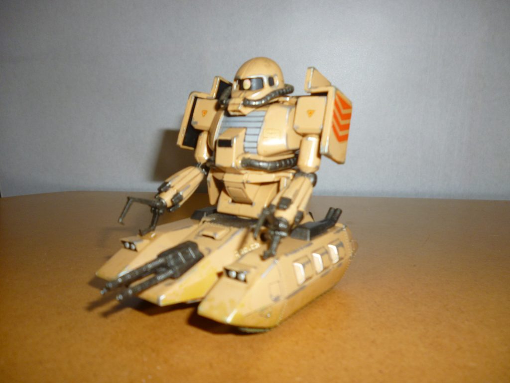 謎タンク装備型です。正面からだと、クレーン装備型との違いはほとんど分かりませんね・・・。しかし向きを変えると・・・