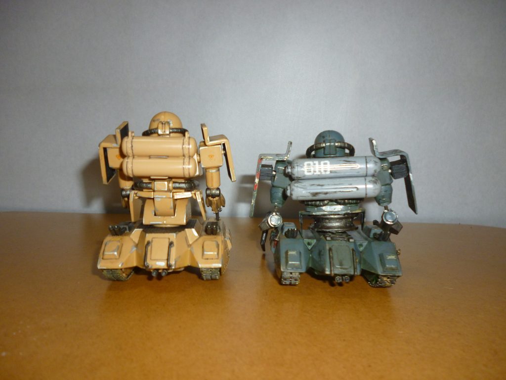 リアビューの比較です。哀愁を誘うザクタンク達の背中・・・(笑)。そして、意外と体高が違いますね。