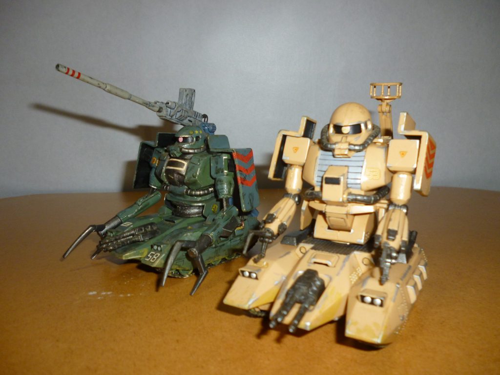 バリエーションで比較です。自作ザクタンクの方は砲撃戦仕様です。