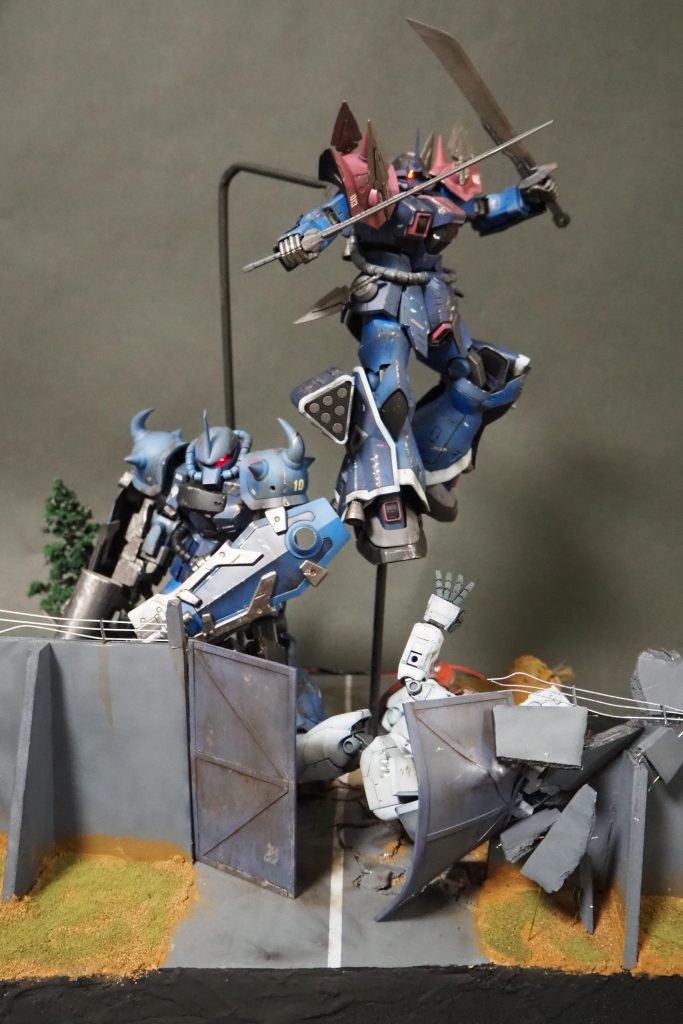 ジムを蜂の巣にして牽制後、
イフリート改の高機動で基地攻略に行く雰囲気を出してみました♪