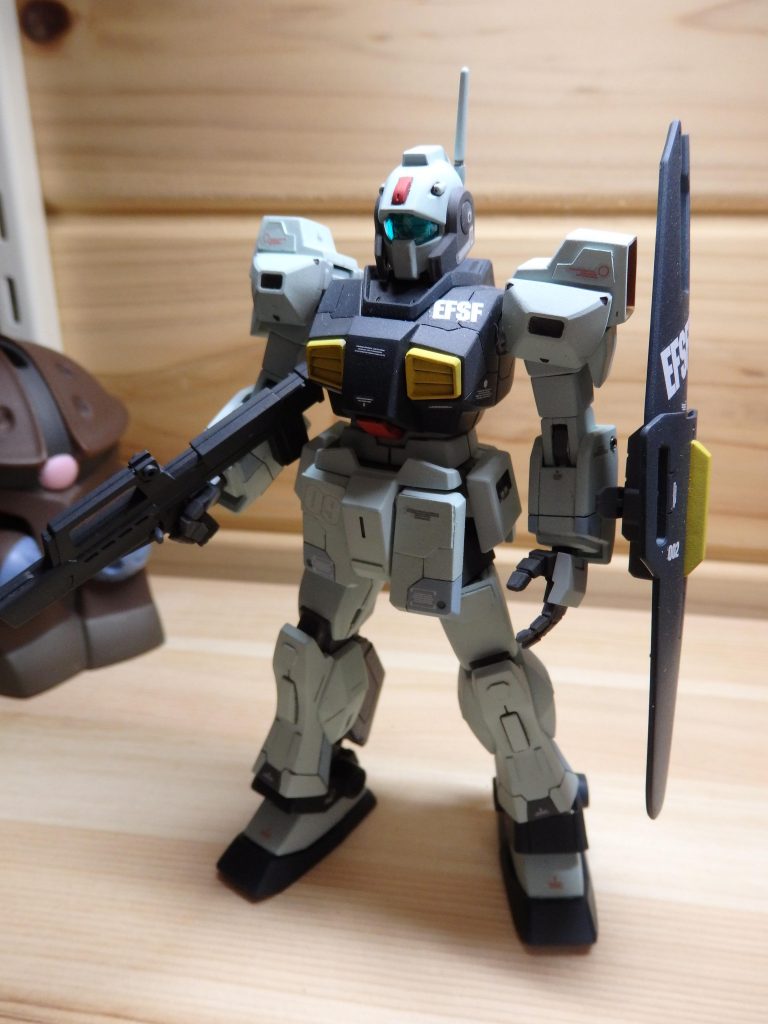 まず、素立ち　　とアッガイ