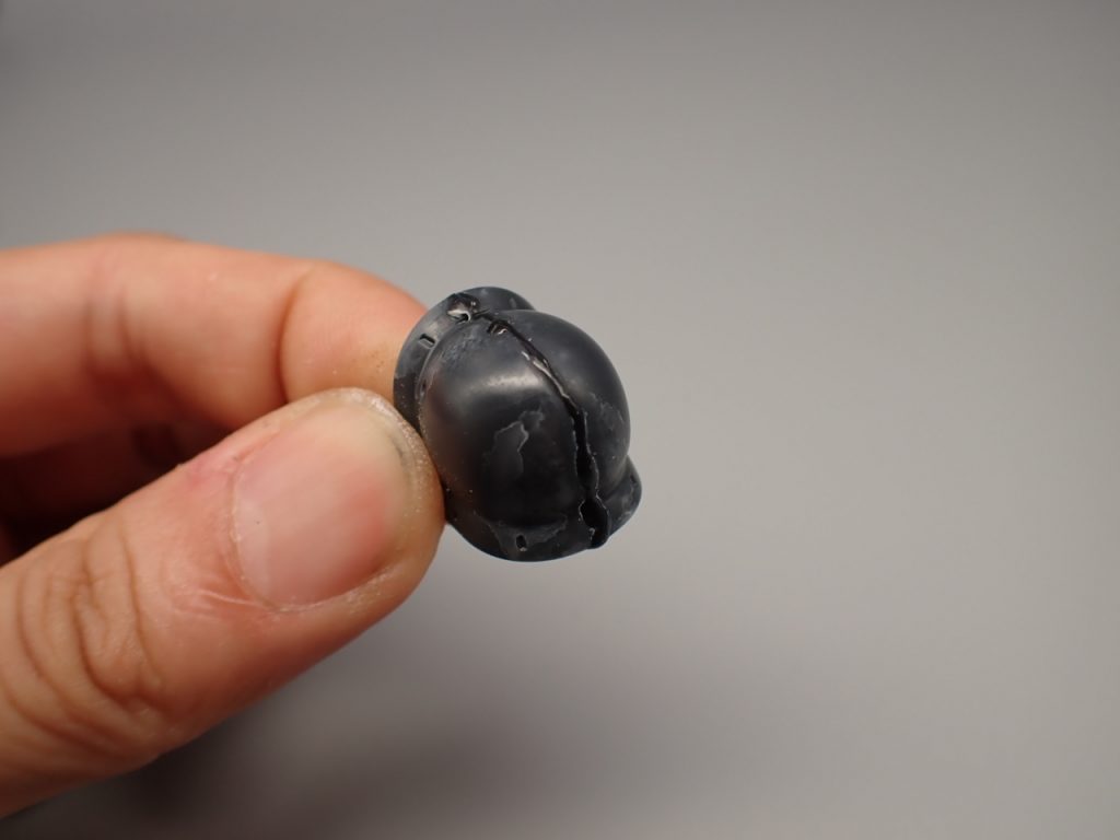 肩アーマー合わせ目けし。黒瞬着でやってみました。画像は硬化スプレーかけたあとです。においキツイんすね。