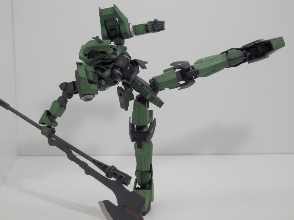 グレイズアインであった蹴りポーズ