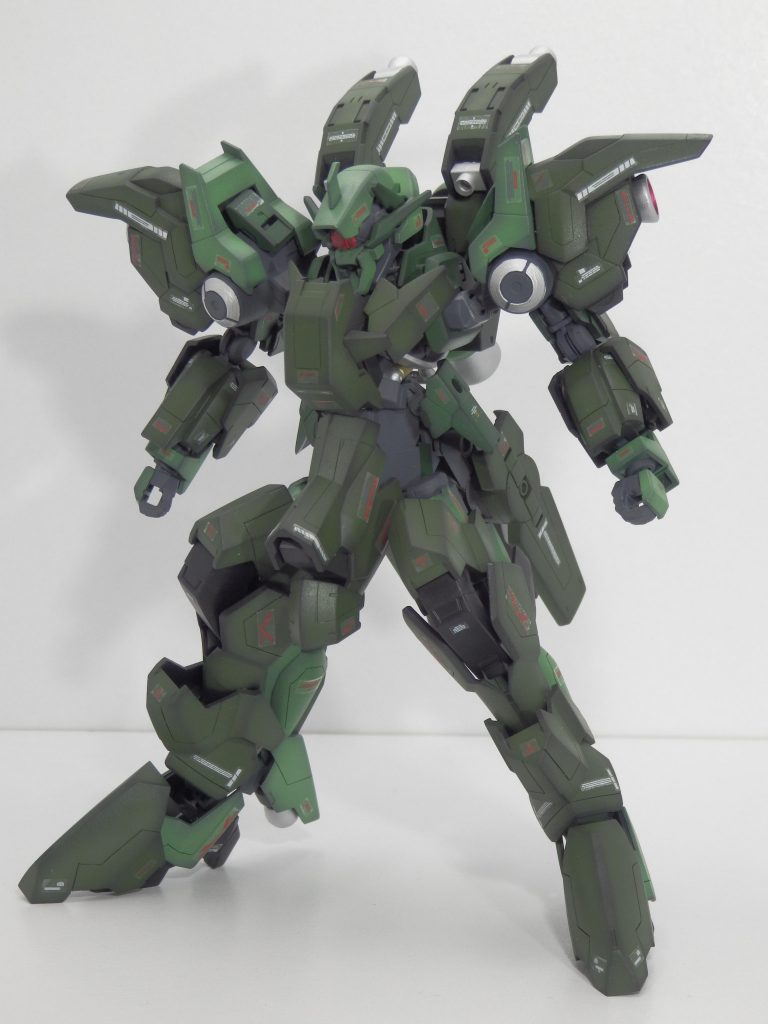 正面
防御力を強化する為、全身に装甲を追加