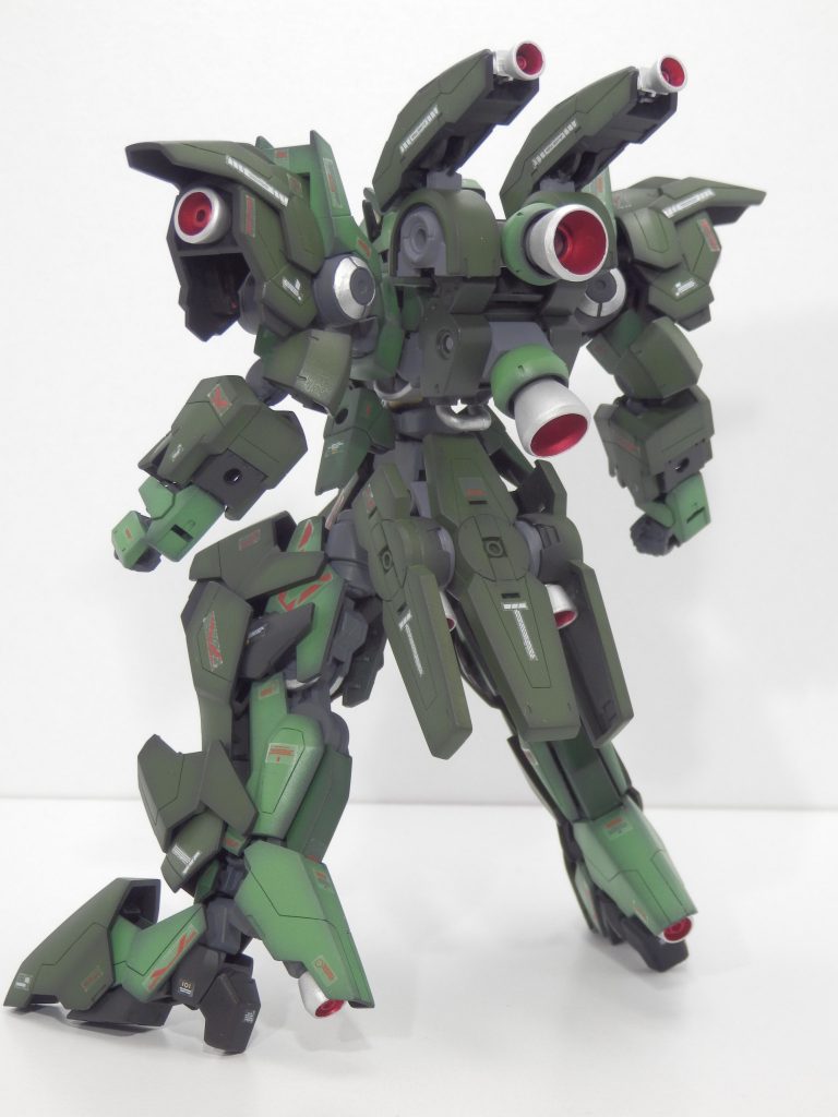 背面
機動力を上げる為、ブースターをバックパック、肩部、腰部、脚部に追加