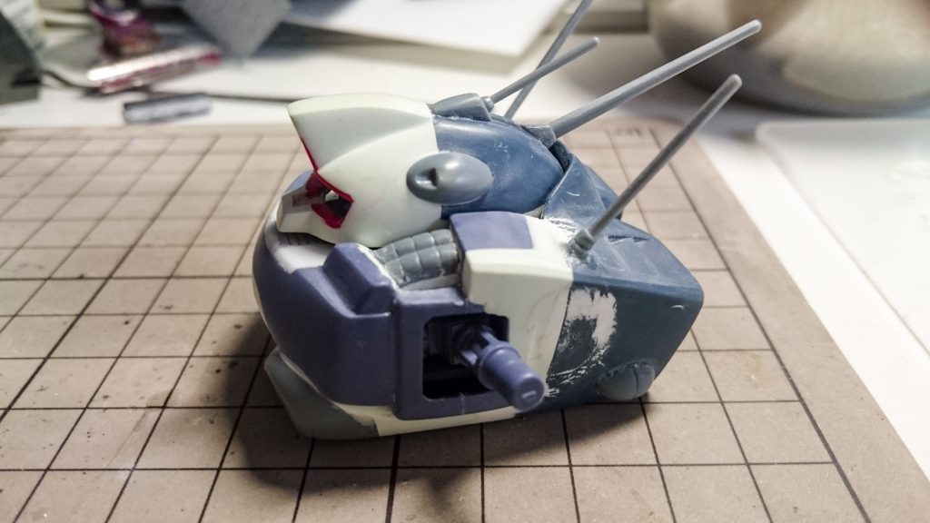頭部及び上半身。後ろ半分は旧キット。旧キットの頭部と上半身は1パーツだったので切断しています。