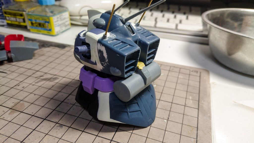 胴体の後ろ。タンクは旧キットのものをそのまま使用。アンテナは加工中に折れたので、真鍮線に変更。