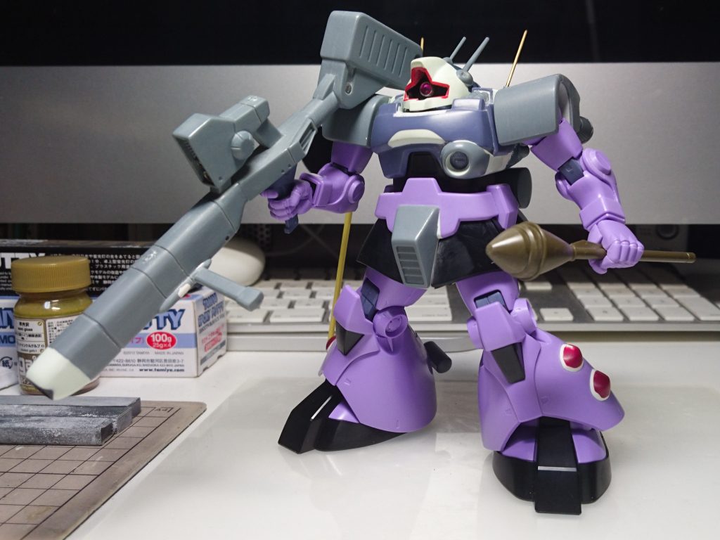 全身。フンドシ部分を作成し、それに合わせてスカート部分をカット。ビームカノンは先端を延長し、フォアグリップを後ろに下げバランスを調整。グリップはドムのビームバズーカのグリップ周りを移植して可動式としました。