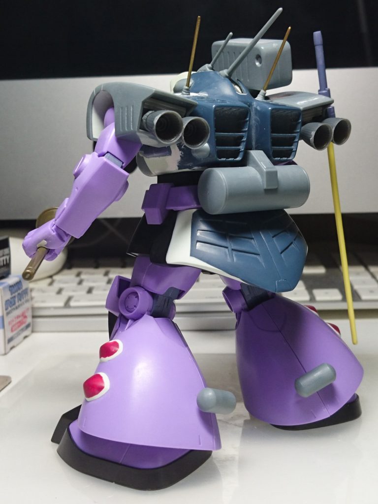 後ろ姿。ショルダーアーマーはドムの肩に旧キットを被せました。裏側はエポパテで埋めてます。バーニアは別売りのグレードアップパーツを使用。