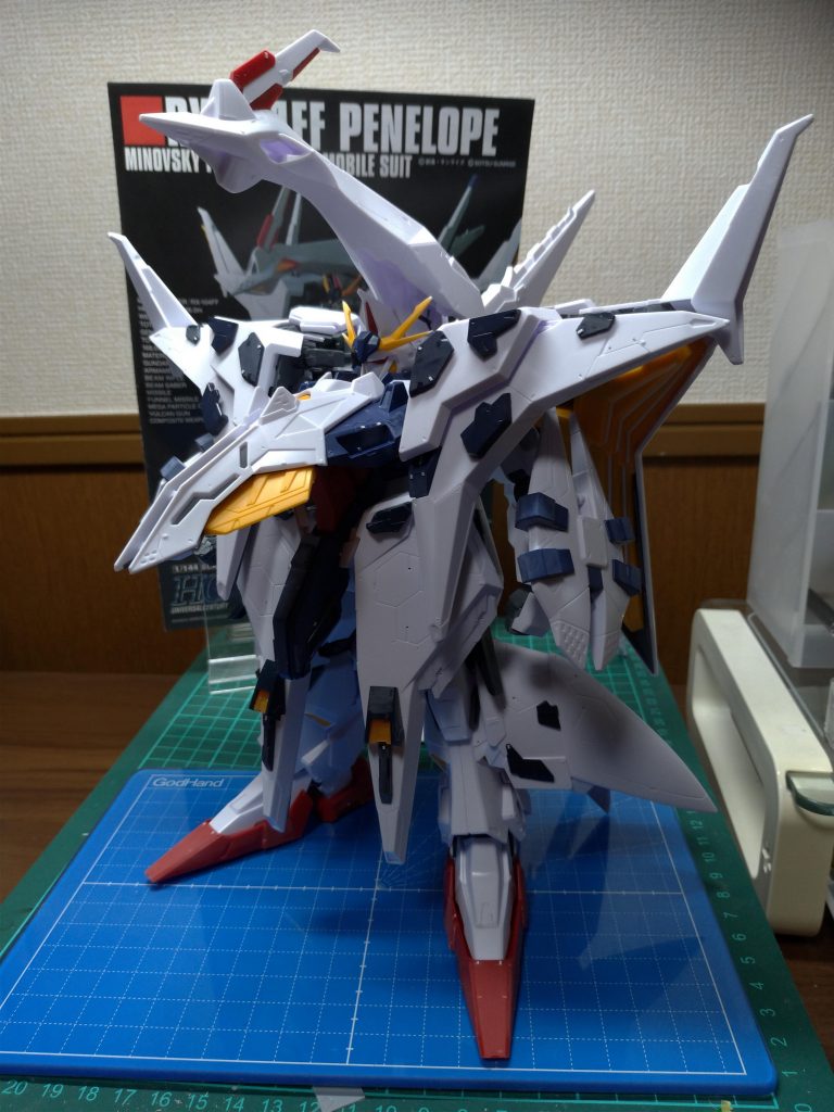 制作途中の形。フライトユニット表面を埋めようとにRGバンシィノルンのパーツを貼り付けています。この頃はスノードロップのイメージも確立しておらず、トライバルロータスデカールも使用の択に無かったので、今思うともうちょっとパーツを減らして良かったかも。足し引きのバランス感覚も今後の課題ですね。