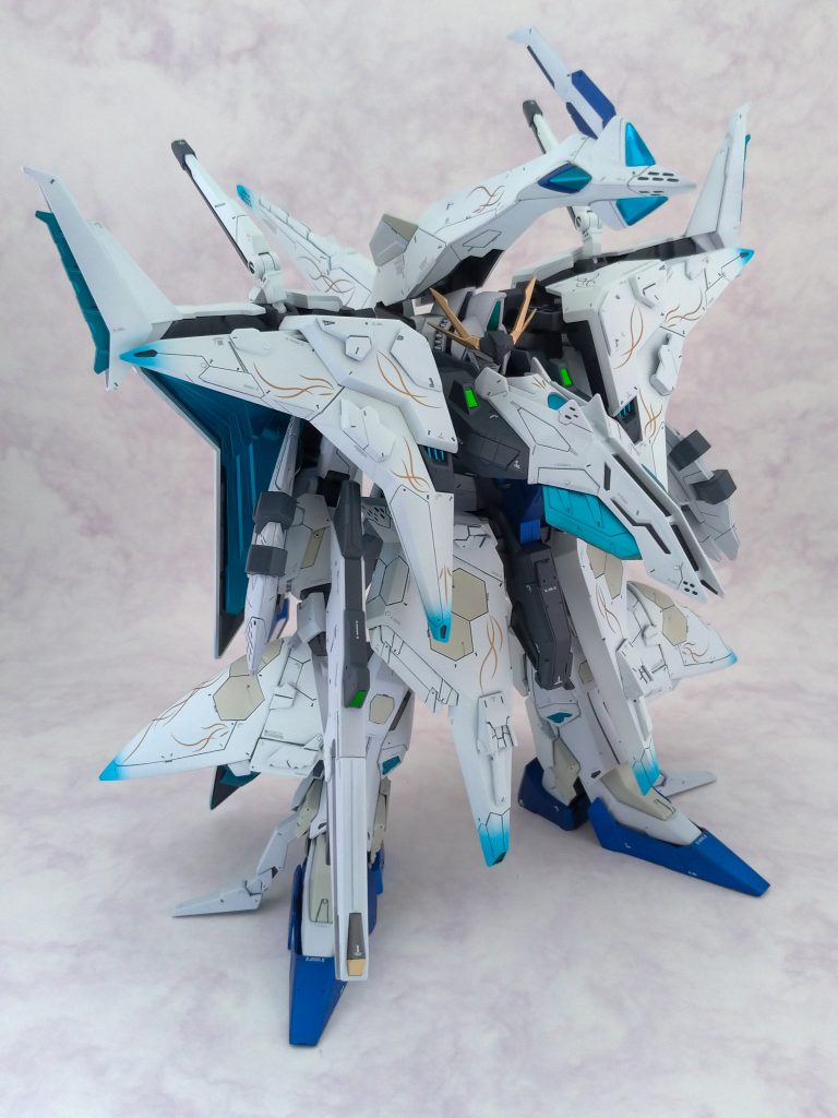 タイトルにつけたGalanthus(ガランサス)はスノードロップという花の学名から。フライトユニットの形状がスノードロップの花弁に似ていると感じ、そこからカラーリングのイメージを決めています。また、キットの元状態ではフライトユニットの面形状が非常にシンプルと思ったので、適度に面情報量を増やす……というのが今回の制作における基本コンセプトとしました。
