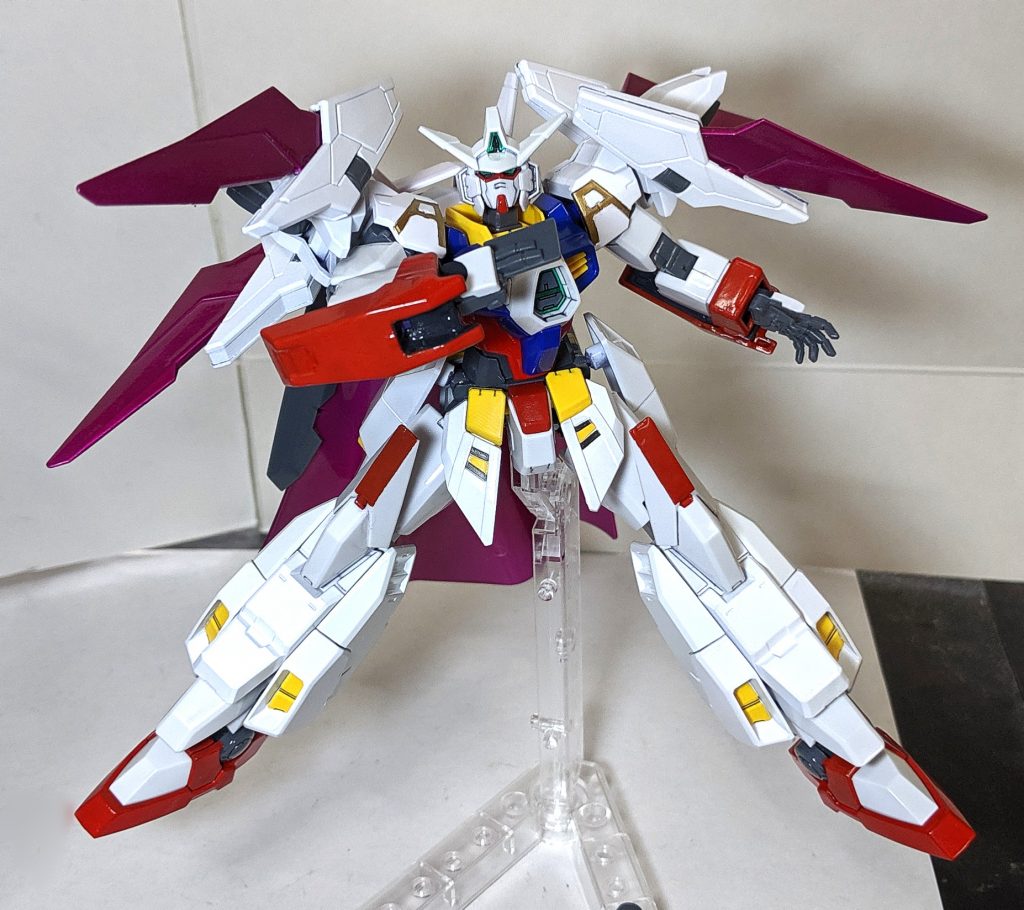 ビルドダイバーズリライズの方でも使う為かカード持ち手も付属、ただトライエイジガンダムとは絵柄が全く違う為あえて今回はシールを貼らずそのままにしてます。（後に発送されるプレミアムバンダイにて発売されたトライエイジガンダムの物をコピーして貼り付ける予定。

そして、トライエイジの劇中ではカードを構えた後に背中のトライホルダーフレームからカードが現れるのですが…