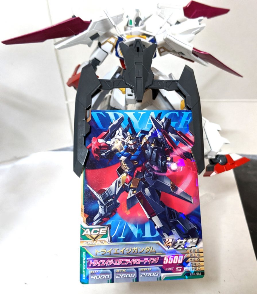 なんと、ガンダムトライエイジのカードを挟む事で再現が可能となってます！
ただし挟んだ跡が付いてしまうので再現する場合はコピーした物を使用するなどして再現する事をオススメします。