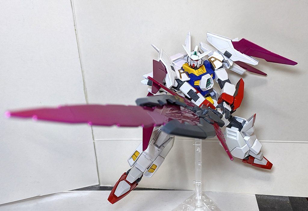 オマケ程度ですが一応トライスラッシュブレード時のクリアパーツもしっかり塗装しました。
ビルドダイバーズリライズの方ではしっかり活かされるのかも知れませんが、トライエイジの方では必殺技の時にしか使わない武装だったり…（それも斬撃をするのではなく敵機に向けて投擲して使用してます。