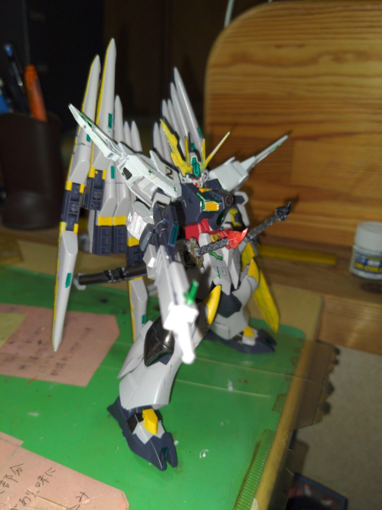 ビームライフル
 標準的なビームライフルで、ニューガンダムのように連射性が高いライフルになっている