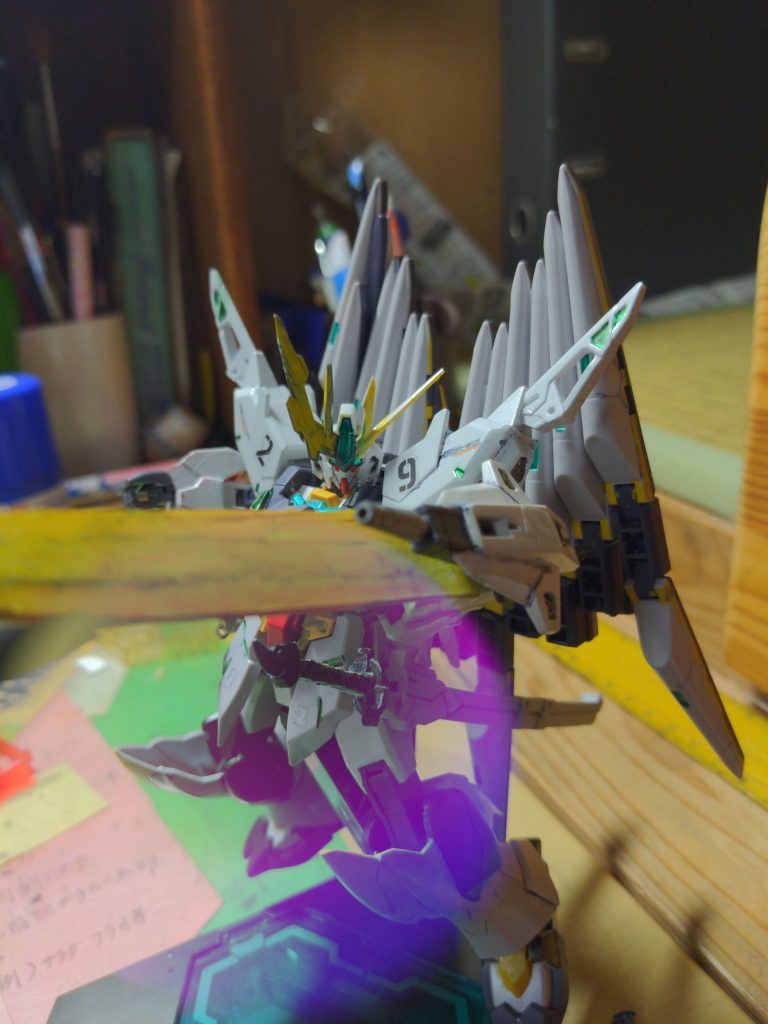 ストライクシールド
基本的に左腕部に装備されている盾でビームバルカンがついている為ミサイル等の迎撃に使われる。アブソリュートシステムがついているので相手のビームを吸収して自分のエネルギーに変える事が出来る。セイバーをアクティブすることでシールドと分離ストライクセイバーを使用可能となっている